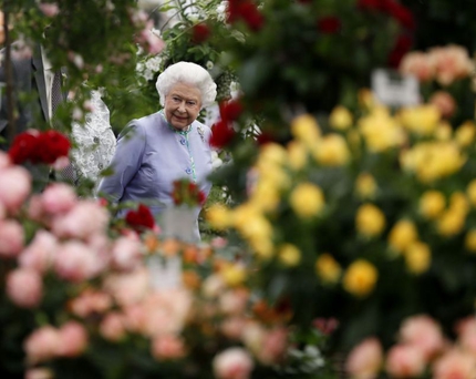 الملكة إليزابيث - معرض الزهور - رويترز